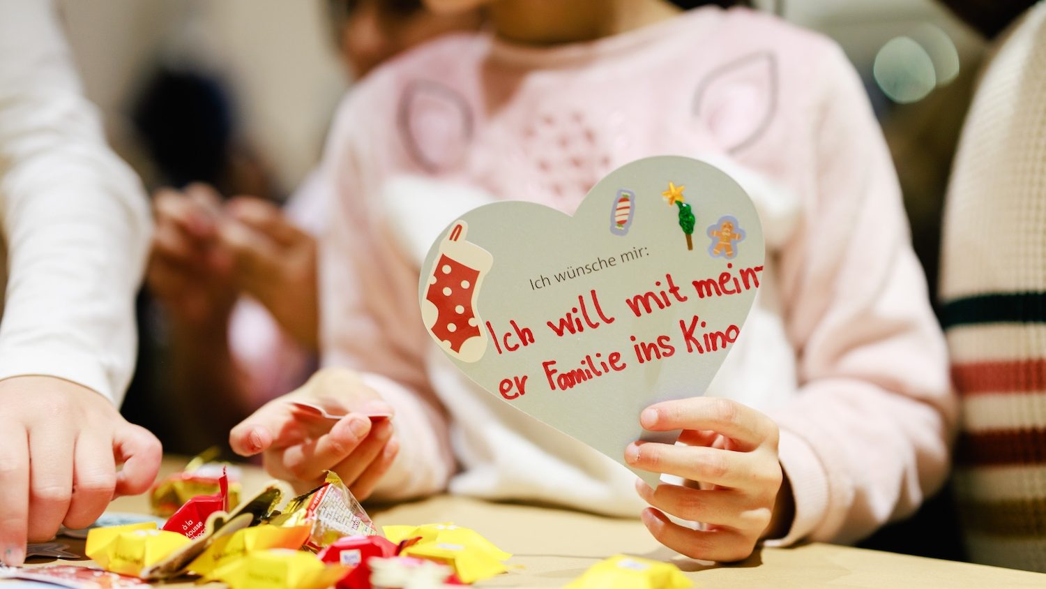 KulturRaum-Muenchen-KulturWunschBaum-Herzen-basteln-Foto-Hans-Florian-Hopfner6 - IN München - Das Stadtmagazin