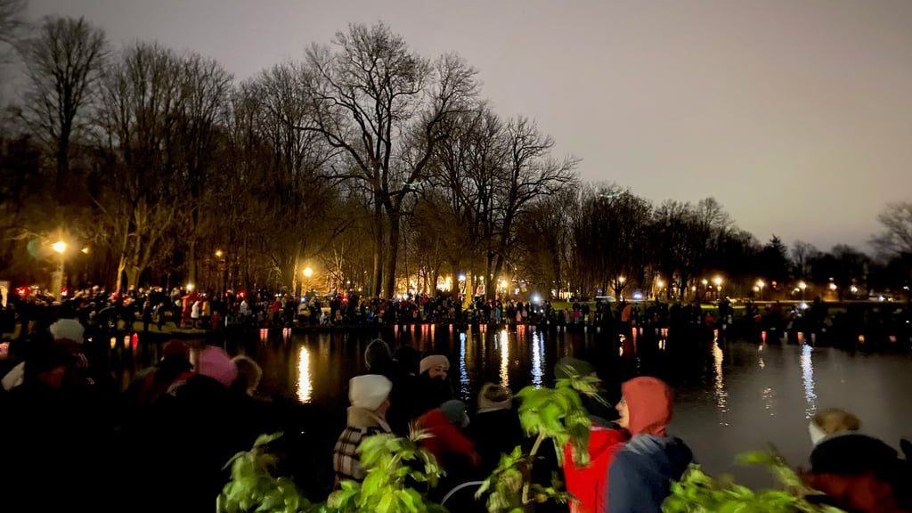 Lichterhäuschenfest am Blutenburger Schlossweiher zum Lucia Fest