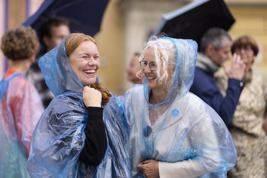 TheaDuo_mitRegencape_IMG_2608Daniela Pfeil FINAL Quer - IN München - Das Stadtmagazin