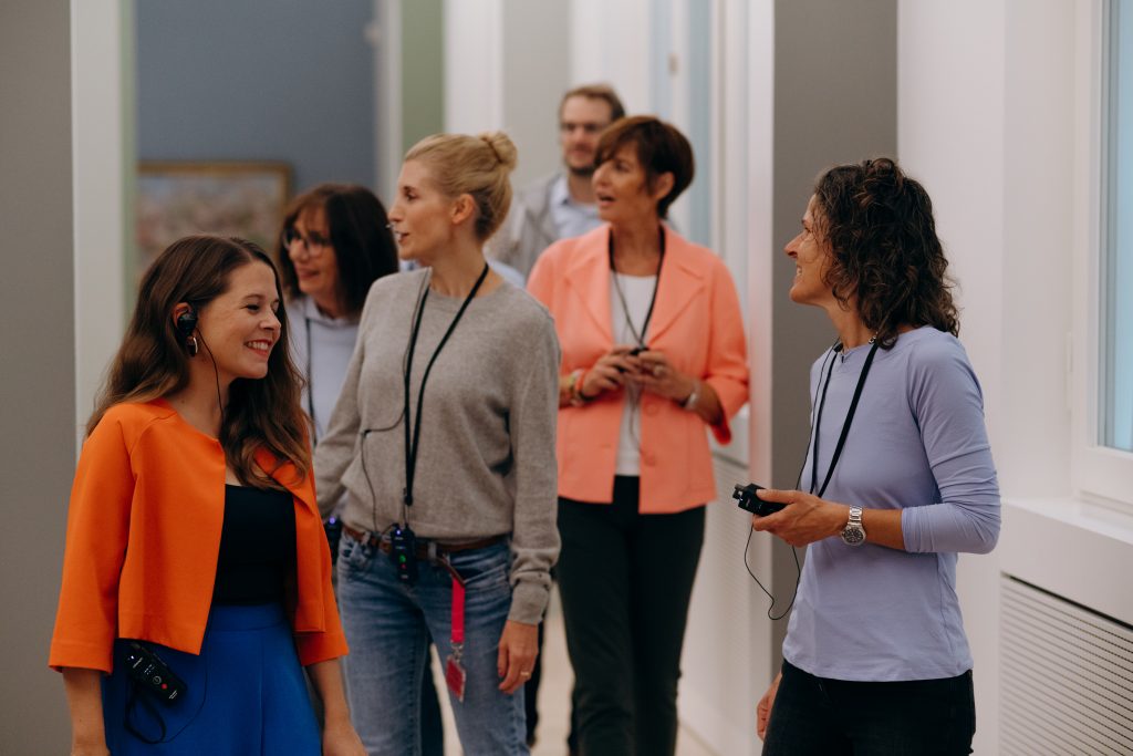 TheaGruppe_im_Museum_c_ViktoriyaZayika_Lenbachhaus_10-09-25 - IN München - Das Stadtmagazin