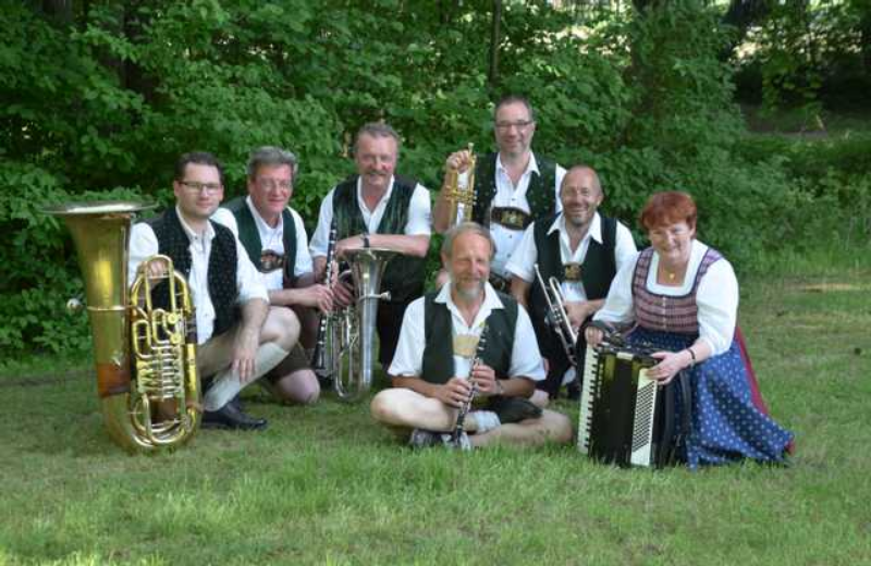 Tanzfrühschoppen mit der Ampertaler Kirtamusi