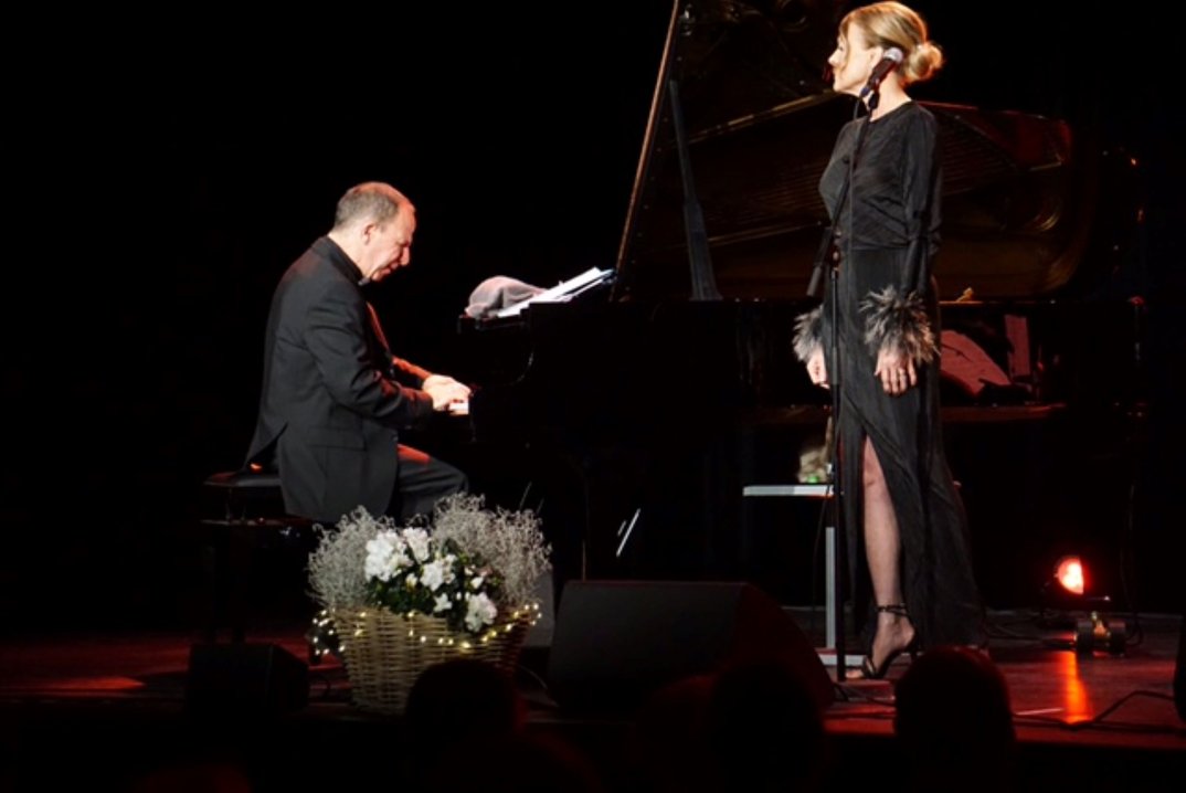 Live im Foyer: Jasmin Bayer und Davide Roberts