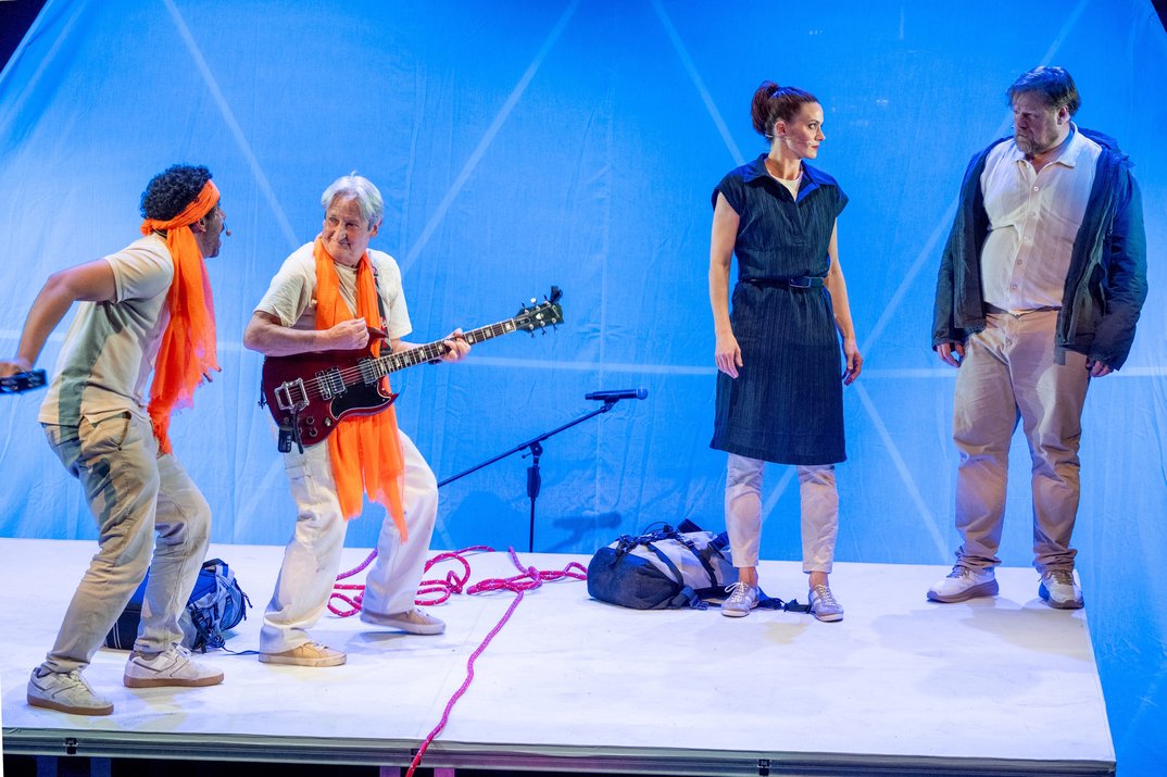 dasvinzenz: Eine Frau flieht vor einer Nachricht