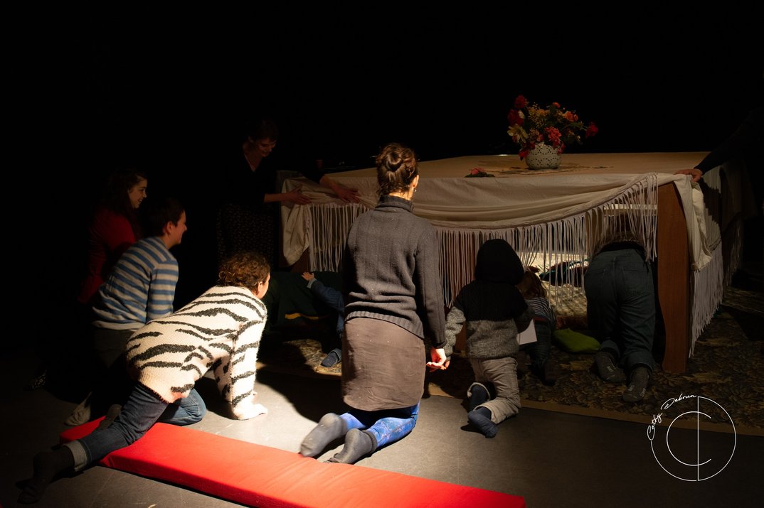 Les Zerkiens: Unterm Tisch