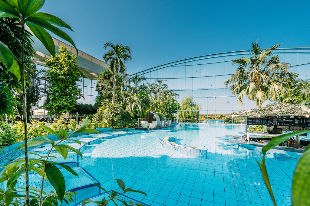 VitalTherme_Saunen_Vitalpool_offenes_Dach - IN München - Das Stadtmagazin Therme Erding