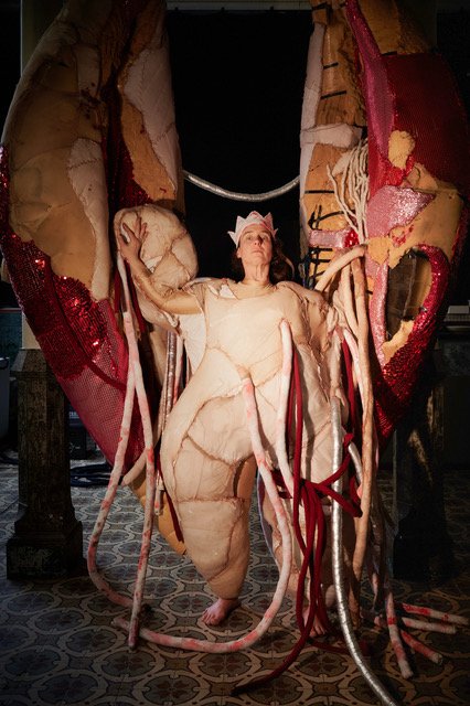 Kunstbowle in der Ausstellung ‚Sichtbar. verknüpft. Frei.‘