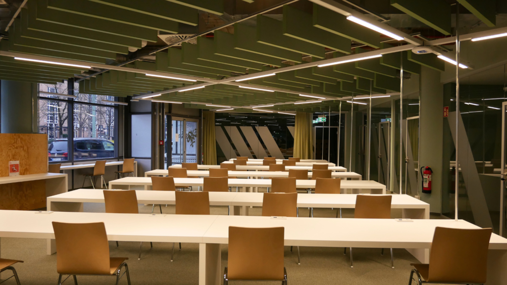 Tische und Stühle im Lern Lab