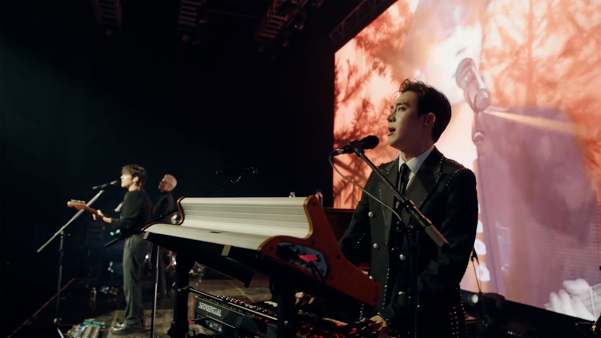 Bilder aus The Rose: Come Back to Me