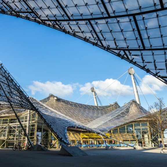Olympiapark München: Architektur Zeltdach - IN München - Das Stadtmagazin Museum München Sonntag / Museen München Sonntag: Olympiapark