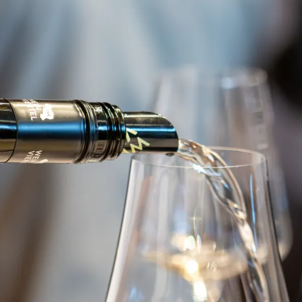 Wein einschenken