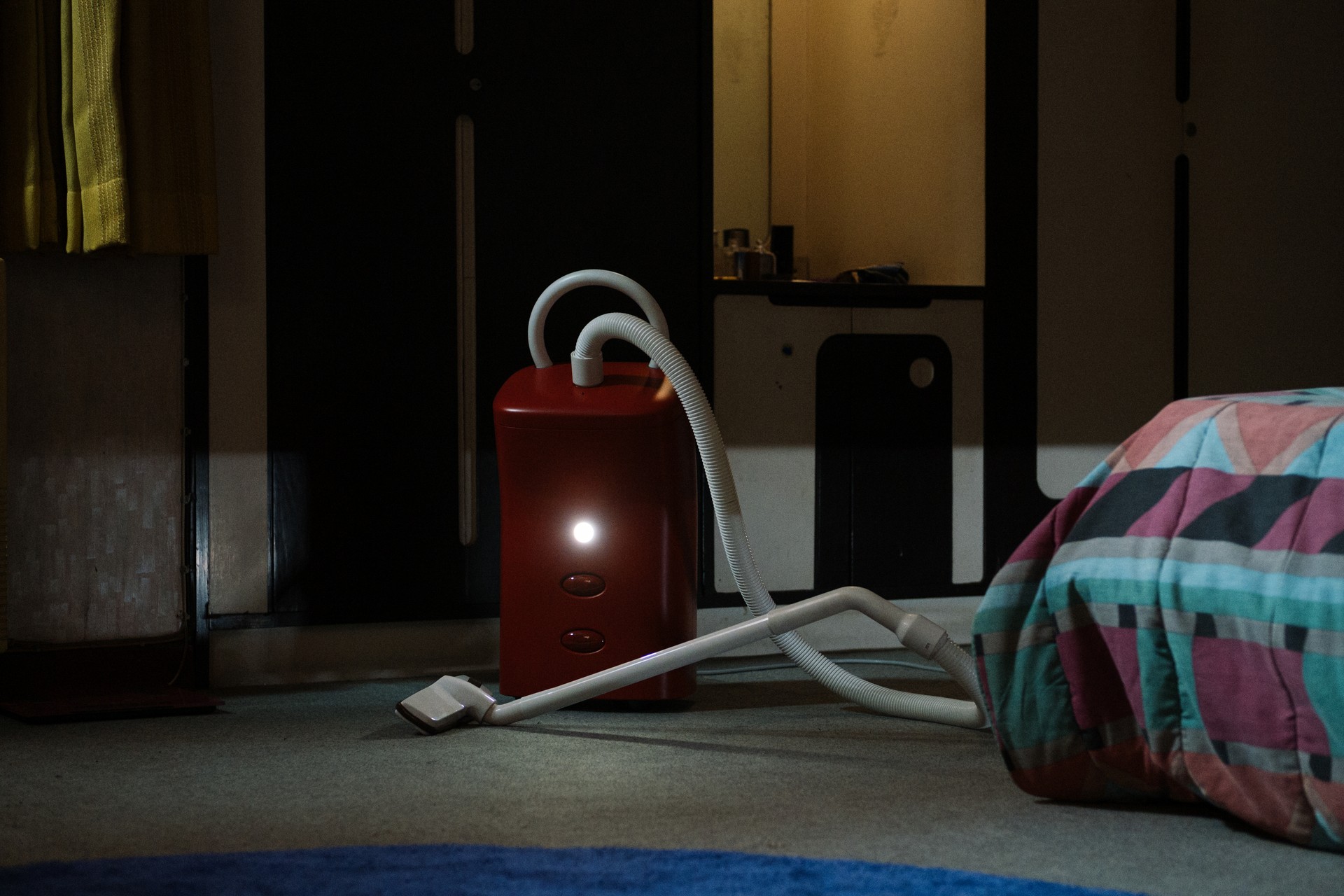 Bilder aus A Useful Ghost