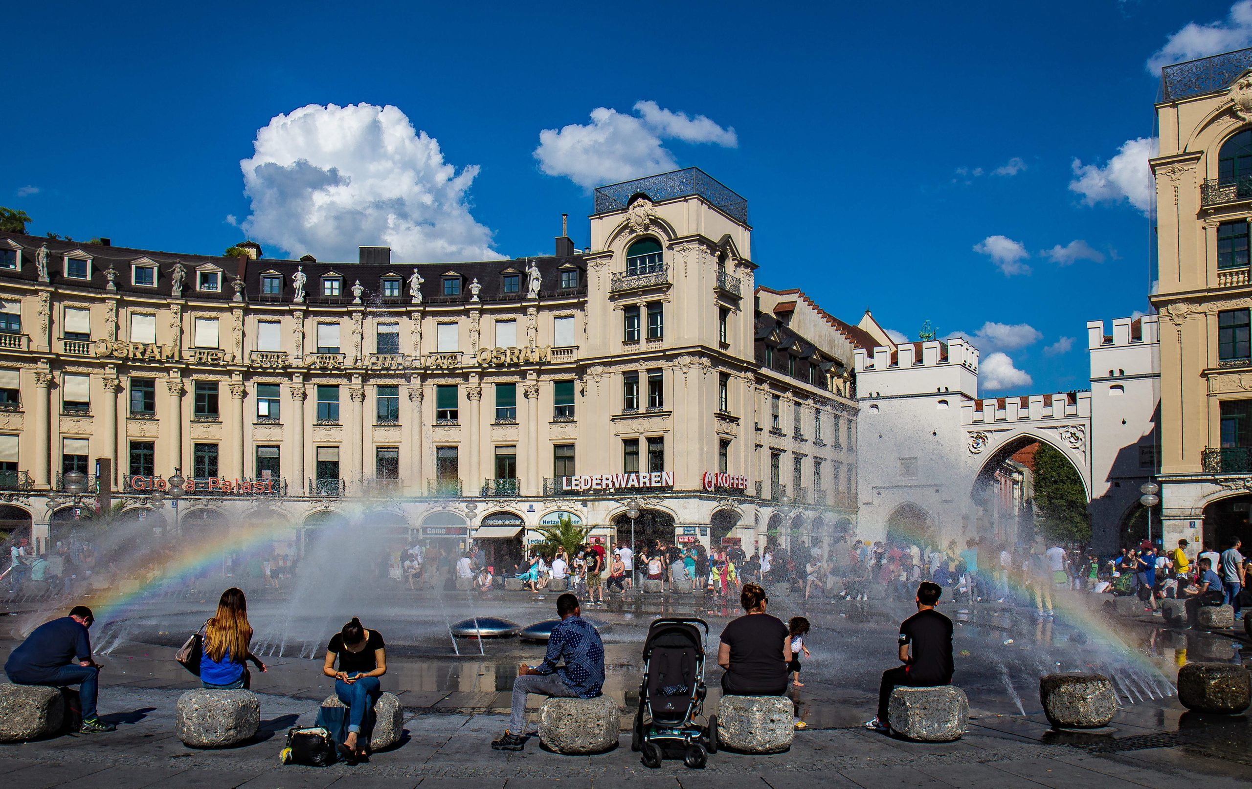 Der Stachus, offiziell Karlsplatz, ist ein Platz im Zentrum Münchens. Er wird halbkreisförmig vom neobarocken Stachus-Rondell umgeben, das 1899–1901 nach Plänen von Gabriel von Seidl errichtet wurde. Stachus ist die umgangssprachliche Bezeichnung für den Karlsplatz. Der Name stammt von einem Gastwirt mit Namen Eustachius Föderl, der an diesem Platz seit 1755 im Bereich des heutigen Kaufhofs ein Gasthaus namens Stachusgarten betrieb. Stachus ist die Verkürzung des Namens Eustachius. The Stachus, officially Karlsplatz, is a square in the center of Munich. It is surrounded in a semicircle by the neo-baroque Stachus roundabout, which was built from 1899–1901 according to plans by Gabriel von Seidl. Stachus is the slang term for Karlsplatz. The name comes from an innkeeper by the name of Eustachius Föderl, who has been running an inn called Stachusgarten on this site since 1755 in the area of today's Kaufhof. Stachus is the abbreviation of the name Eustachius.