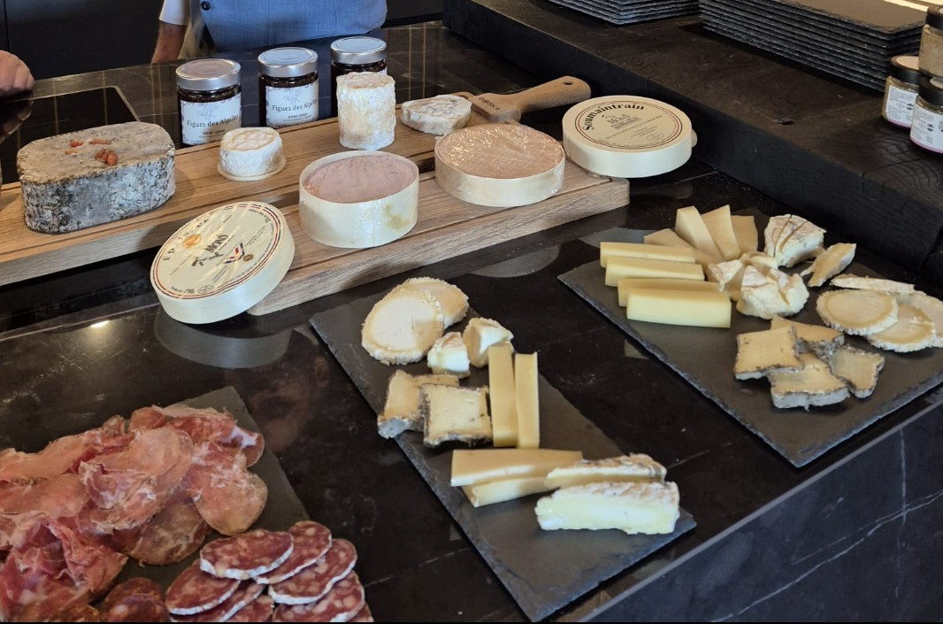 Käsetasting mit Weinbegleitung für 2 Personen bei ChezPierre