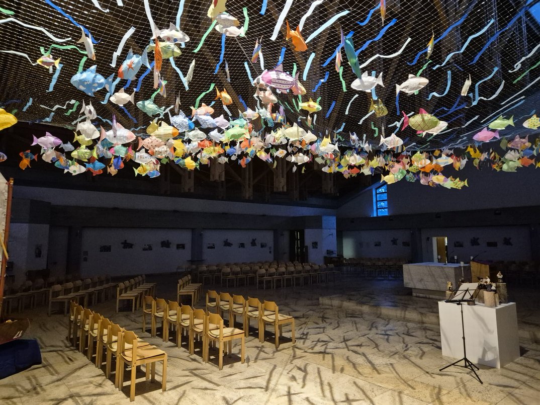 Gemeinsam auf einer Brücke ins Licht