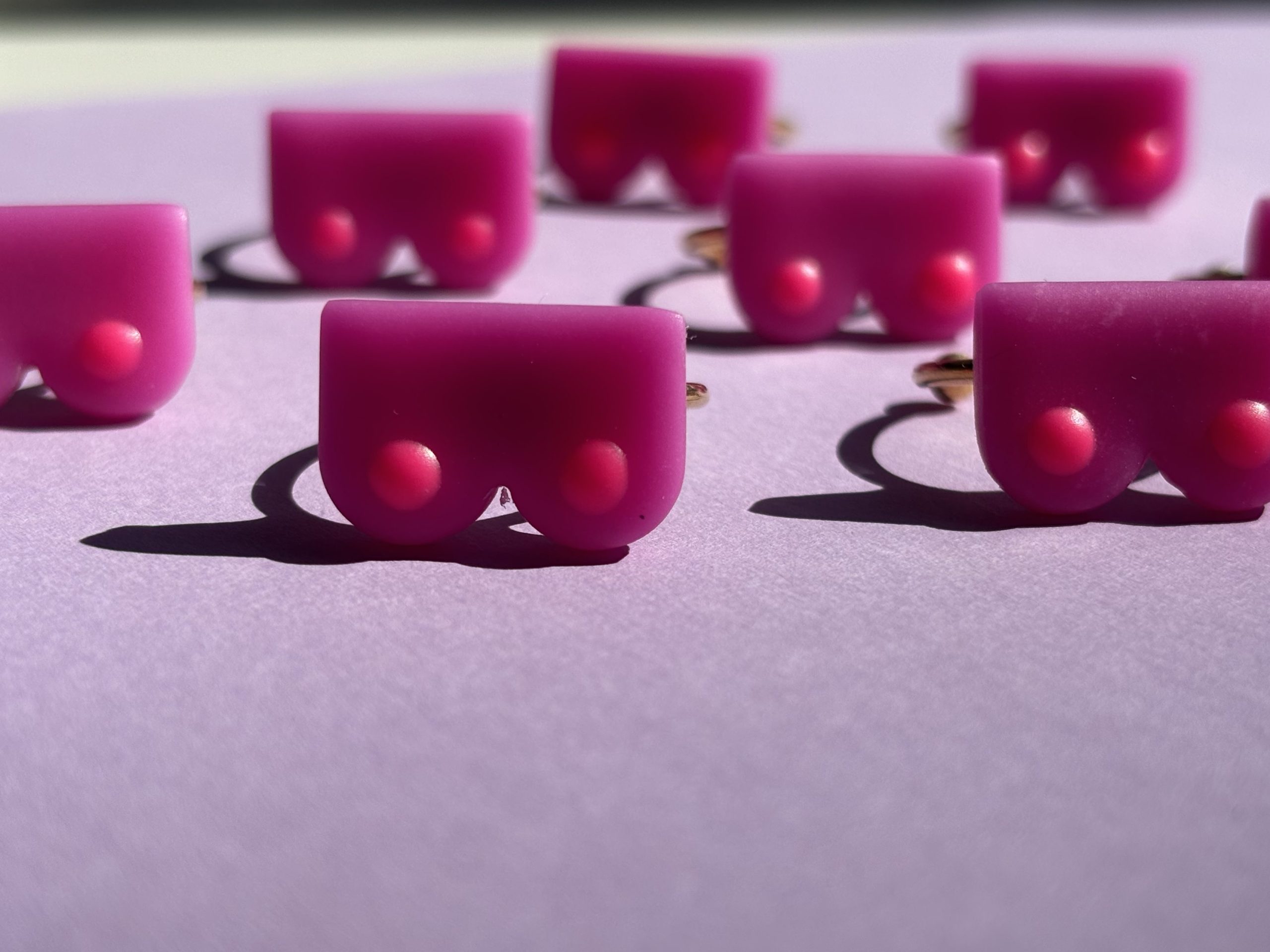 Ob T-Shirt, Kissen, Kette, Postkarte oder Ring: Diese Münchner Produkte zeigen, dass Empowerment viele Formen haben kann. Und dass hinter jeder Idee eine Geschichte steht – oft ganz nah, manchmal sehr persönlich, immer relevant für unsere Stadt.
Denn wer lokale Kreative unterstützt, stärkt nicht nur einzelne Labels, sondern die Vielfalt Münchens insgesamt.