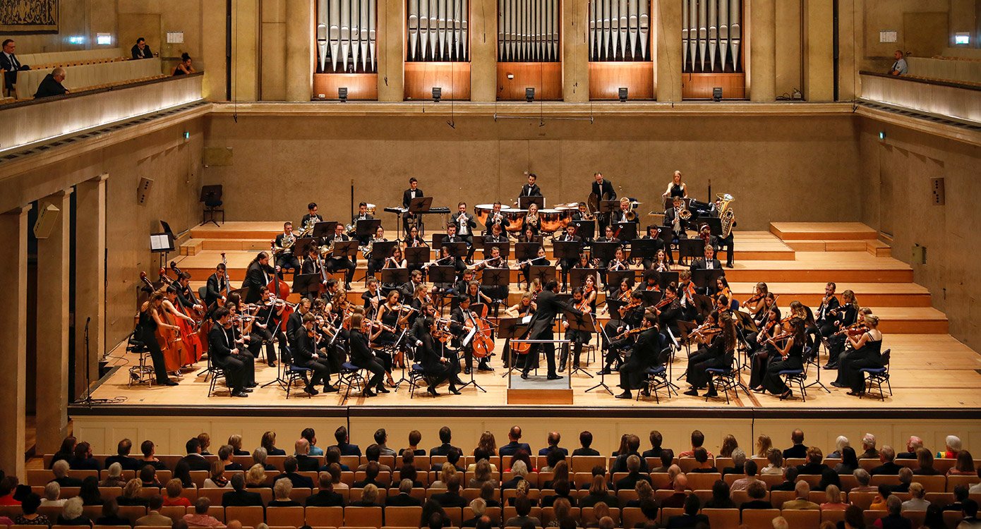Fuad Ibrahimov dirigiert die Neue Philharmonie München