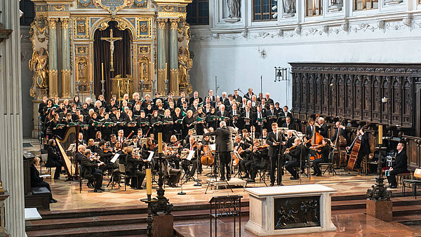 W.A. Mozart: Requiem & Symphonie g-Moll