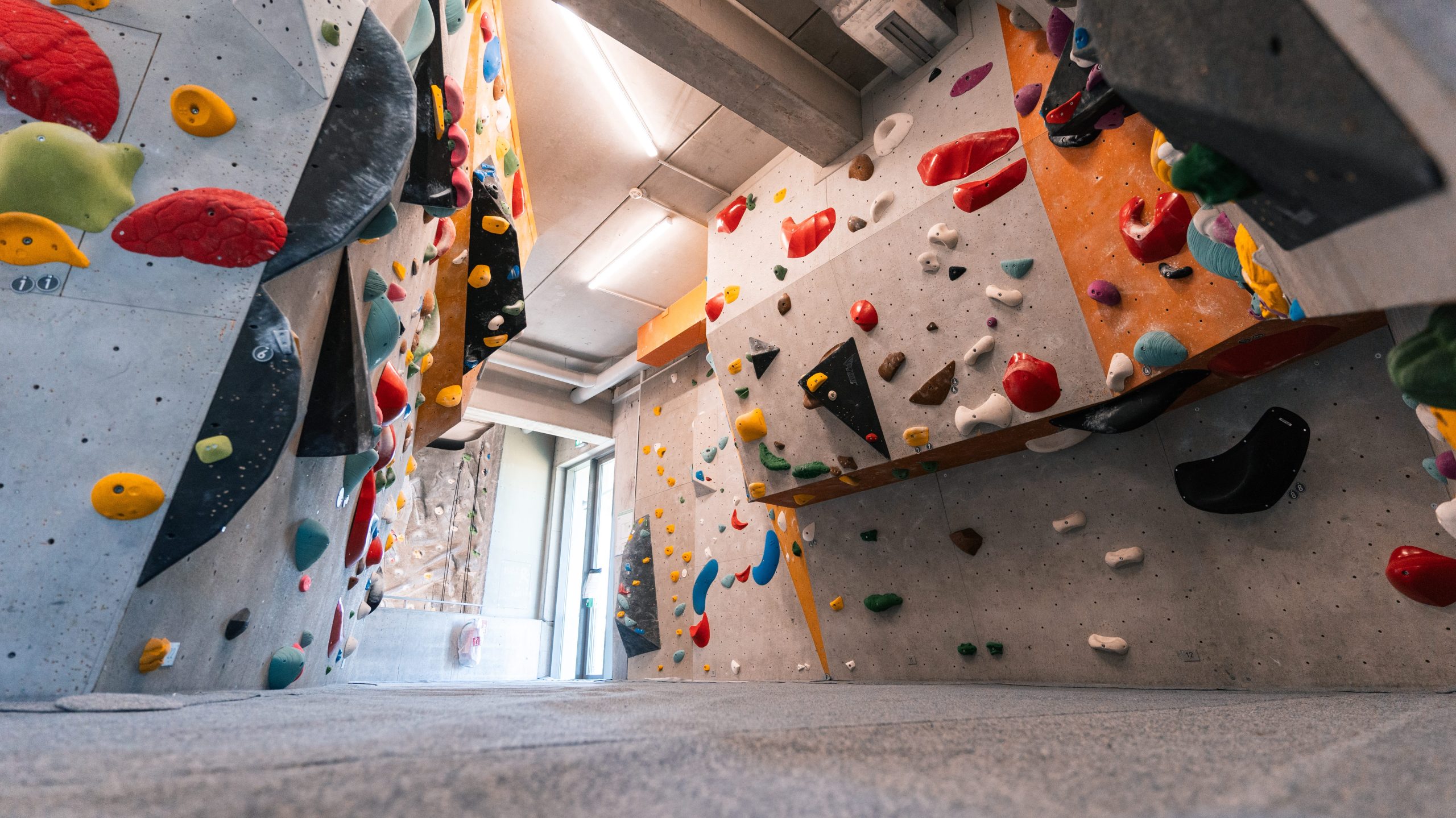 Boulderraum_KBG_OG_-11 - IN München - Das Stadtmagazin Innenbreich dews DAV Kletter- und Boulderzentrum München-West in Gilching