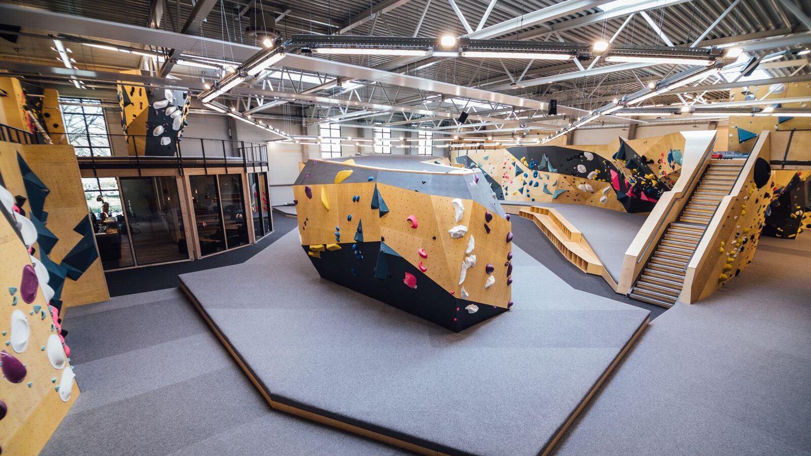 ElementMünchen4-642fb4b5 - IN München - Das Stadtmagazin Innenansicht der Boulderhalle ELEMENT Boulders in München