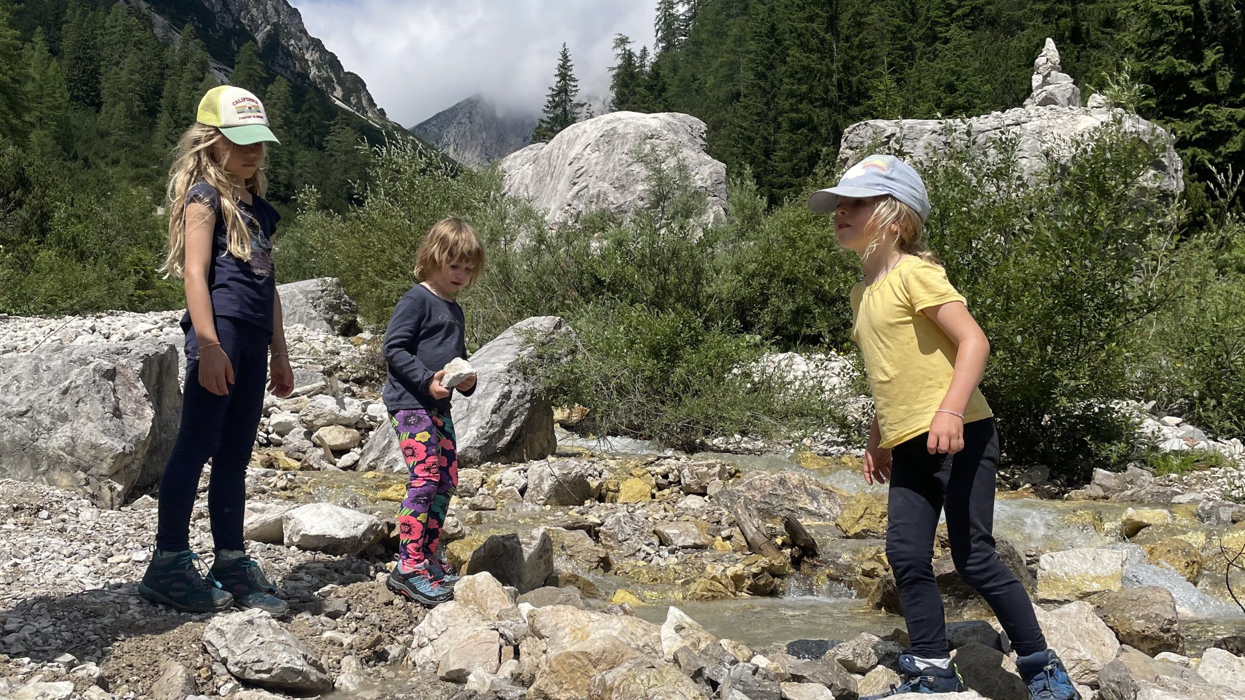 Wandern mit Kleinkindern, Wandern mit Kindern, Kinder spielen im Gebirgsbach