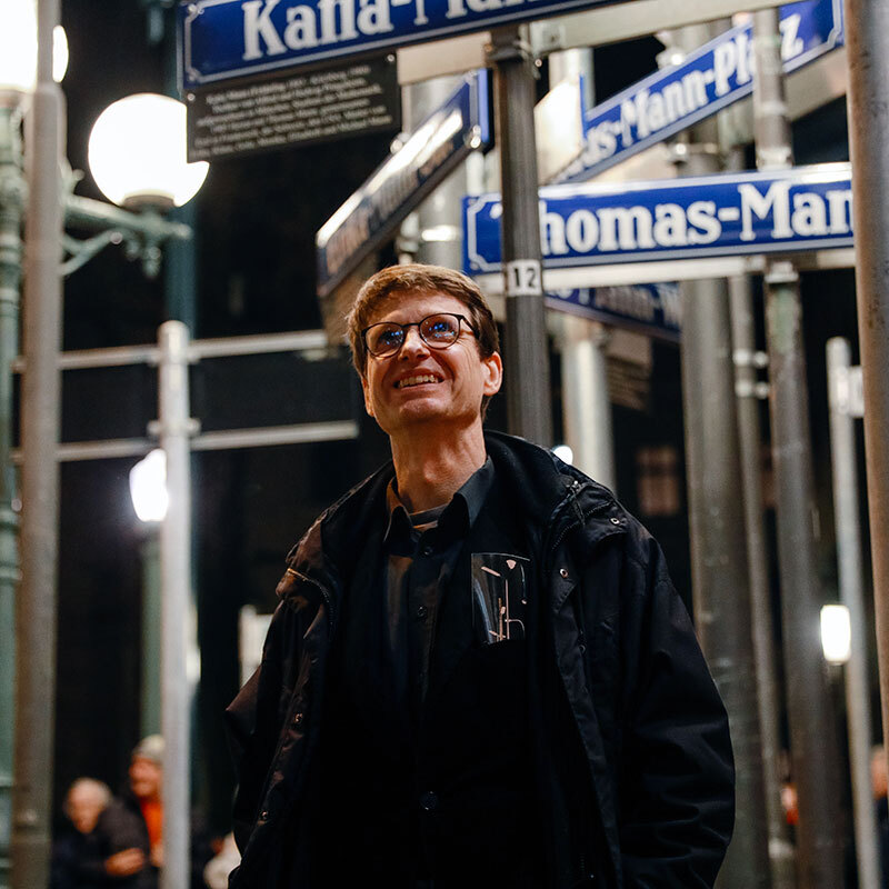Straßen Namen Leuchten. Ein Denkmal für die Familie Mann – Ein Abend mit Albert Coers