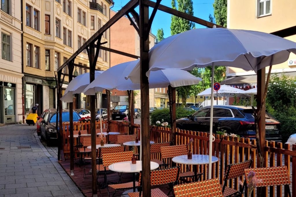 franzi-schani-aw - IN München - Das Stadtmagazin Franzi Schanigarten