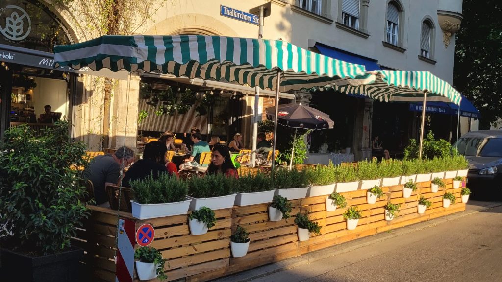 schanigarten-mixto-verde - IN München - Das Stadtmagazin Begrünte Paletten im Mixto Verde