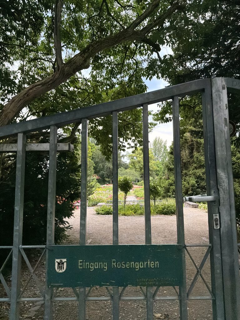 Rosengarten-muenchen-grünes-eingangstor - IN München - Das Stadtmagazin Grünes, Eingangstor des Rosengartens München am Isar-Dammweg
