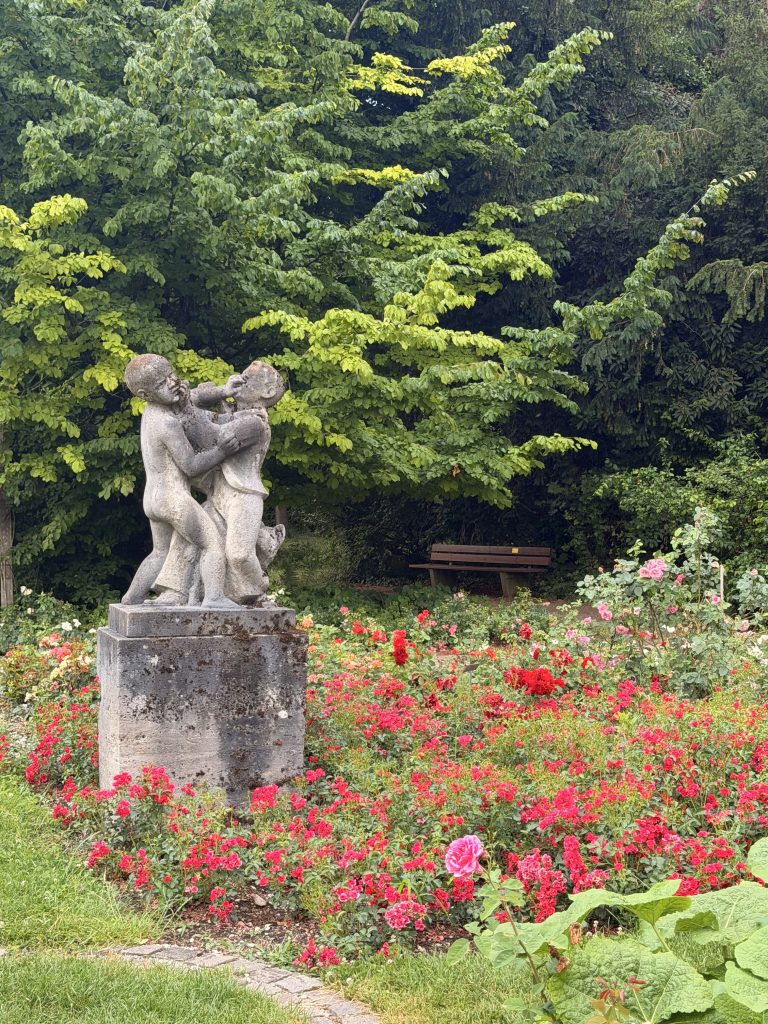 rosengarten-muenchen-steinstatue - IN München - Das Stadtmagazin Steinstatue im Rosengarten München zwischen den Rosenbeeten