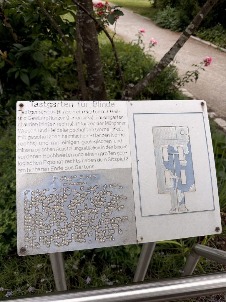 rosengarten-muenchen-tastgarten - IN München - Das Stadtmagazin Schild in Brailleschrift für den Tastegarten im Rosengarten München