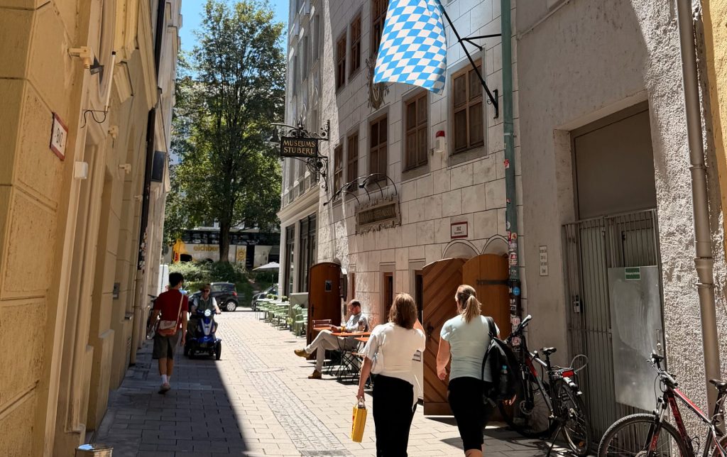Biermuseum-muenchen- - IN München - Das Stadtmagazin Enge Gasse die zu dem Biermuseum führt