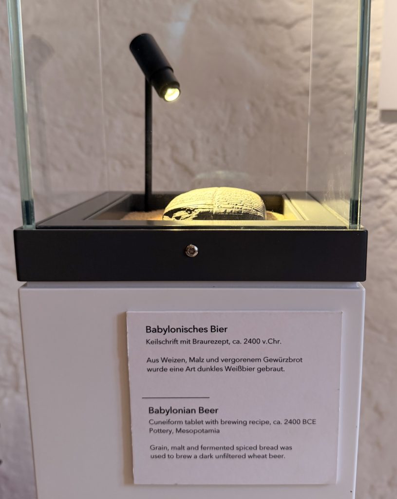 Biermuseum-muenchen-babylonisches-bier - IN München - Das Stadtmagazin Exponat aus Stein unter Glas im Biermuseum München