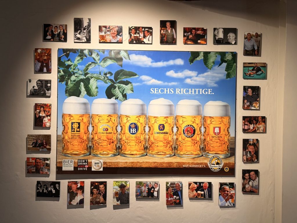 Biermuseum-muenchen-bierwerbung - IN München - Das Stadtmagazin Alte Bierwerbung, auf der Maßkrüge zu sehen sind von den sechs großen Brauereien in München