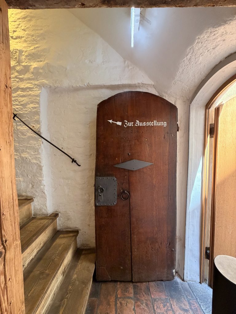 Biermuseum-muenchen-eingangstuer - IN München - Das Stadtmagazin Eingangstür des Biermuseums München aus Holz, die zur Himmelsleiter zeigt