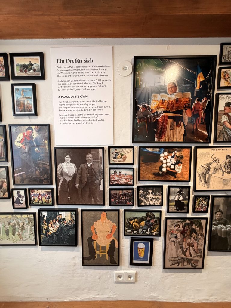 Biermuseum-muenchen-fotowand - IN München - Das Stadtmagazin Bilderwand mit Fotos und Werbungen zum Oktoberfest im Biermuseum München