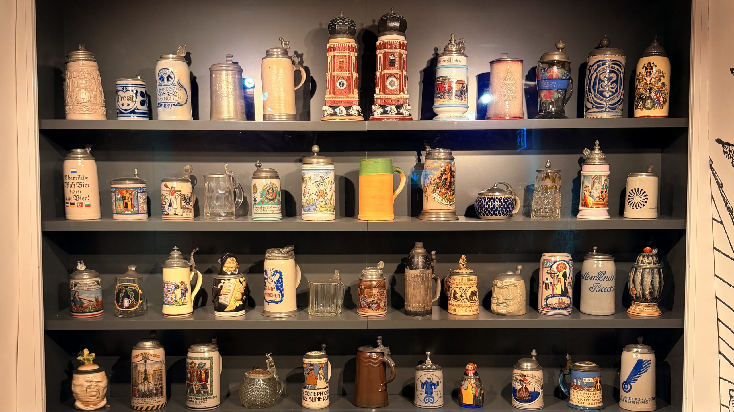 Vitrine mit diversen Keferloher Masskrügen im Biermuseum München