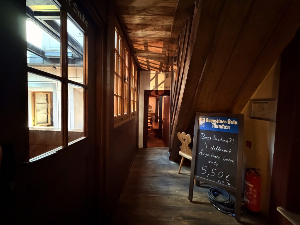 Biermuseum-muenchen-raeumlichkeiten - IN München - Das Stadtmagazin Flur mit Holzverkleidung, der zum Biertasting führt
