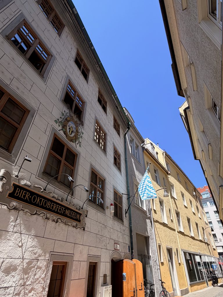 Biermuseum-muenchen-von-außen - IN München - Das Stadtmagazin Straßensicht auf das Biermuseum München, dass in einer engen Gasse liegt