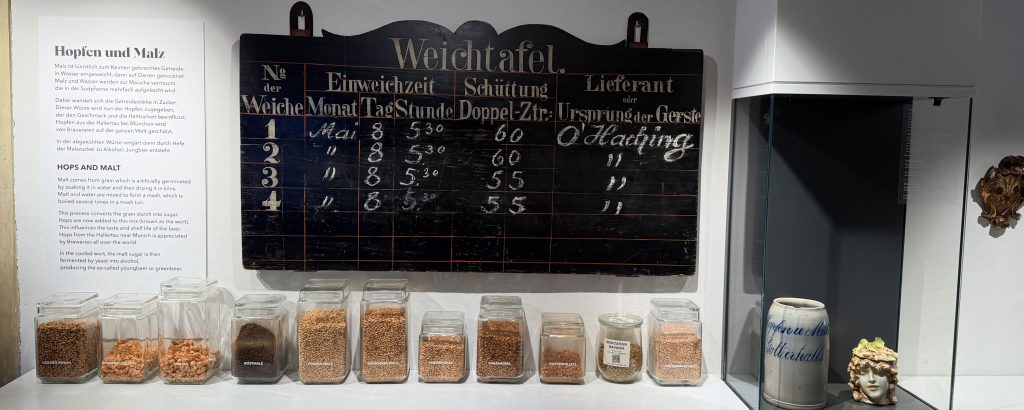 Biermuseum-muenchen-weichtafel - IN München - Das Stadtmagazin historische Weichtafel sowie Zutaten zur Bierherstellung in Gefäßen aus Glas im Biermuseum München