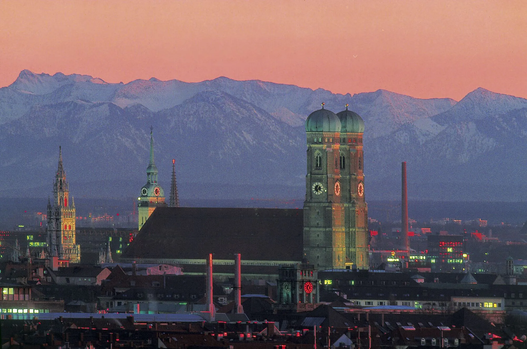 Die Frauenkirche und die Alpen im Hintergrund