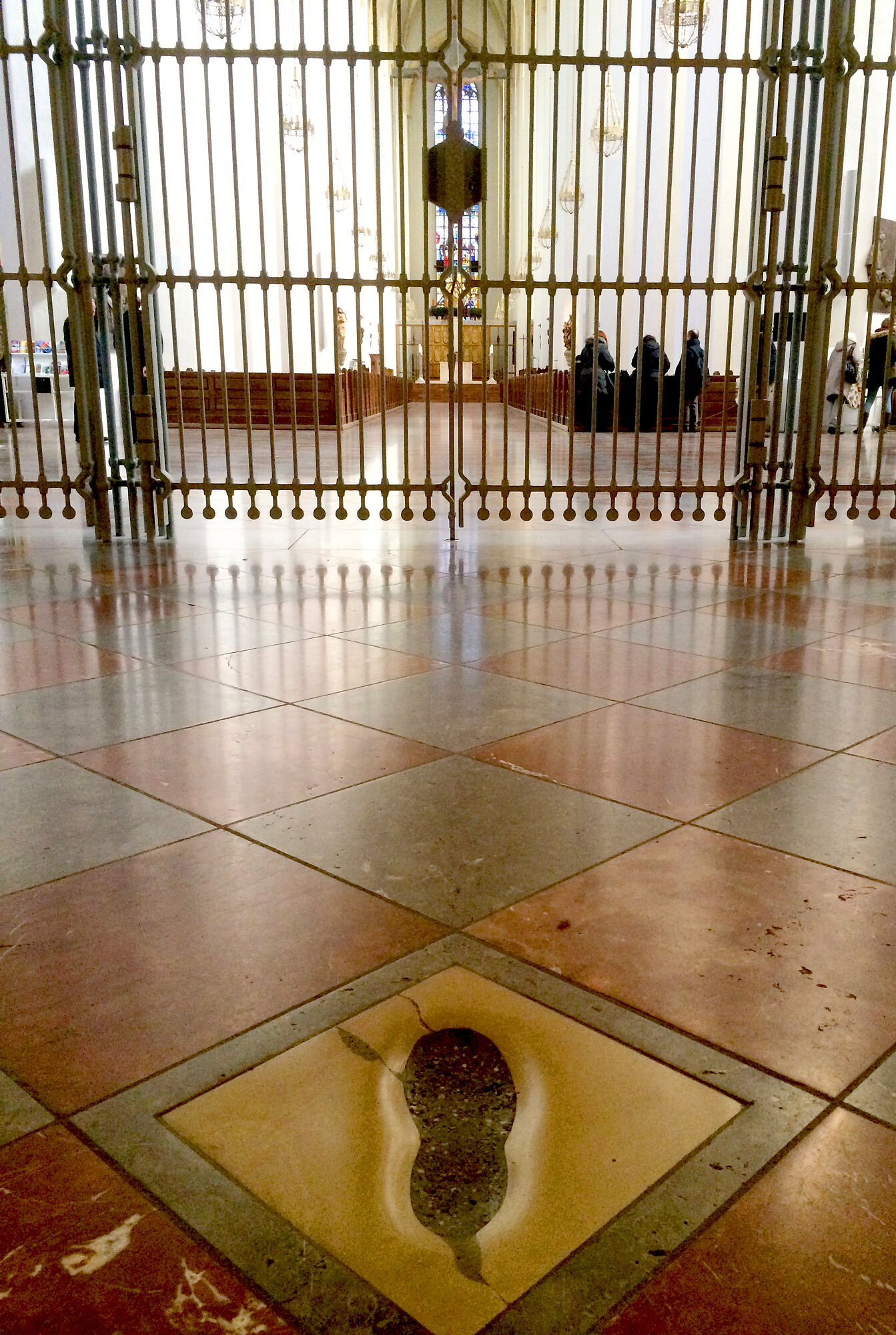 Der bekannte Teufelstritt vor dem Tor in der Frauenkirche