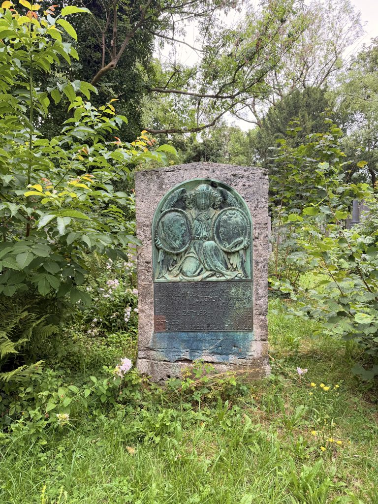 Ausgefallener Grabstein, alter Südfriedhof München