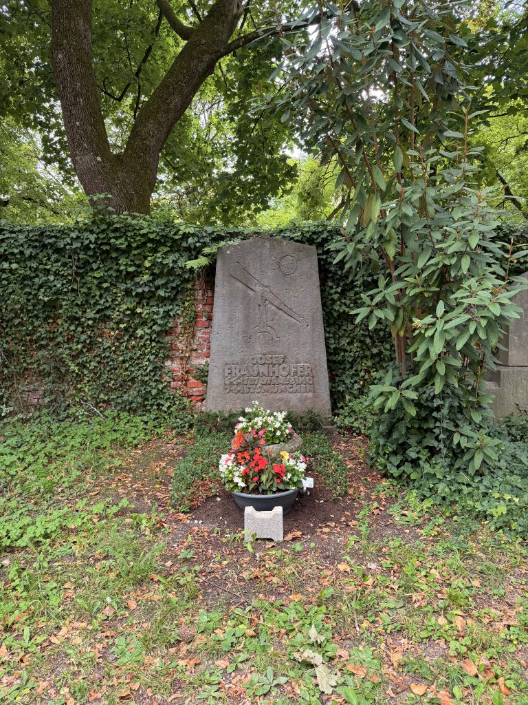Grab von Josef Fraunhofer auf dem alten Südfriedhof München