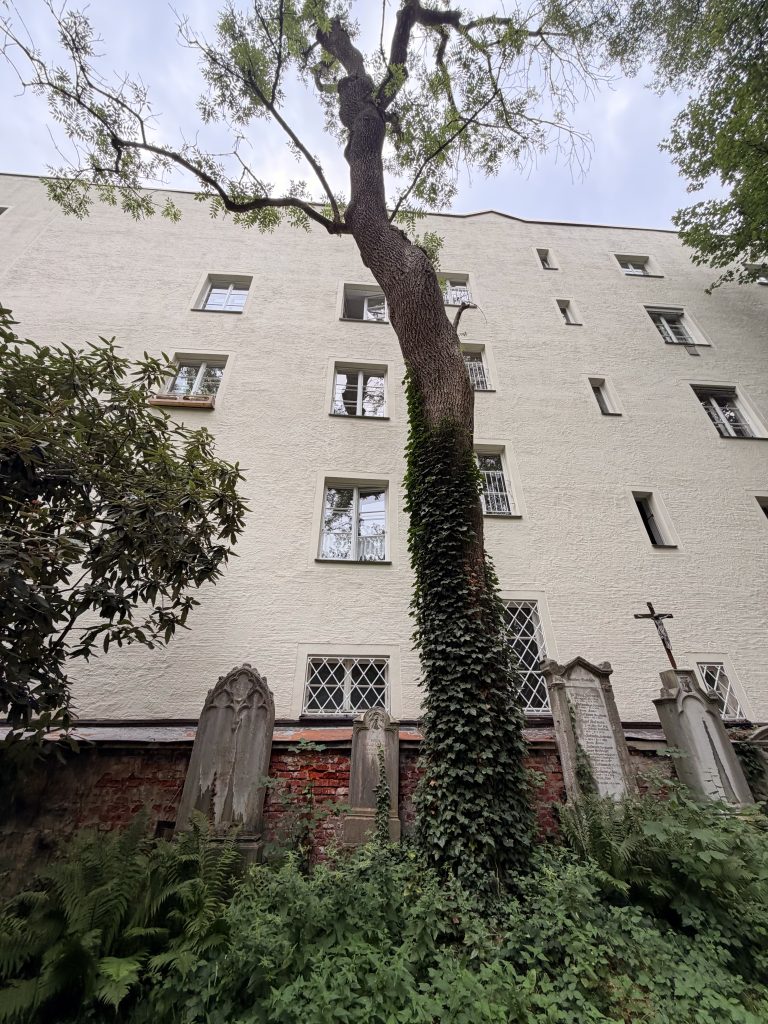 Häuserwand direkt hinter der Friedhofsmauer des alten Südfriedhofs München