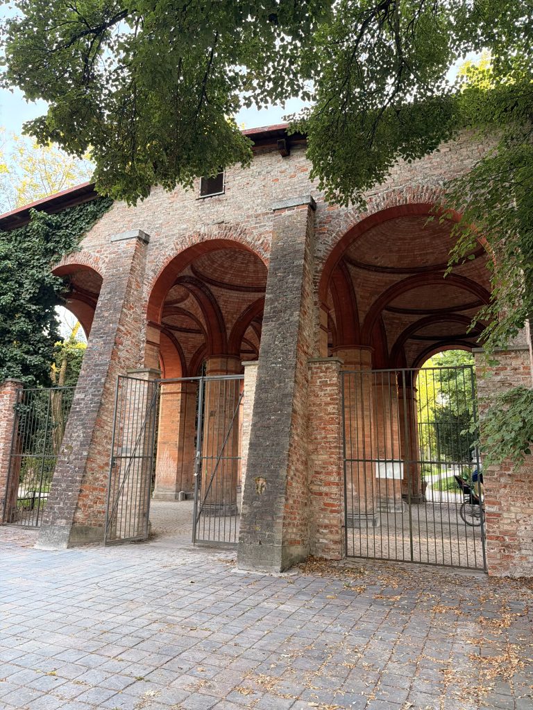 Pfeilerhalle im alten Südfriedhof München