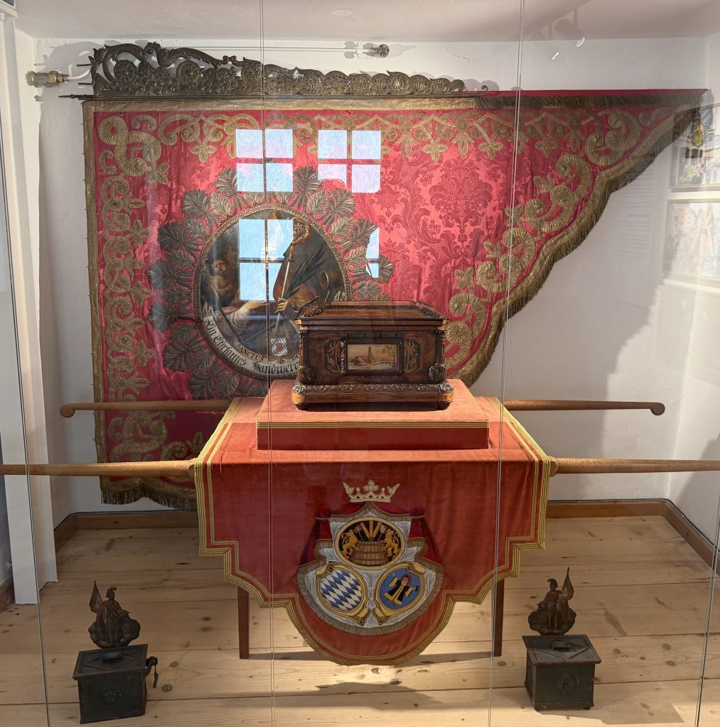 biermuseum-muenchen-exponat-preueid - IN München - Das Stadtmagazin Zeremonielles Exponat zum Preueid auf rotem Samt im Biermuseum München