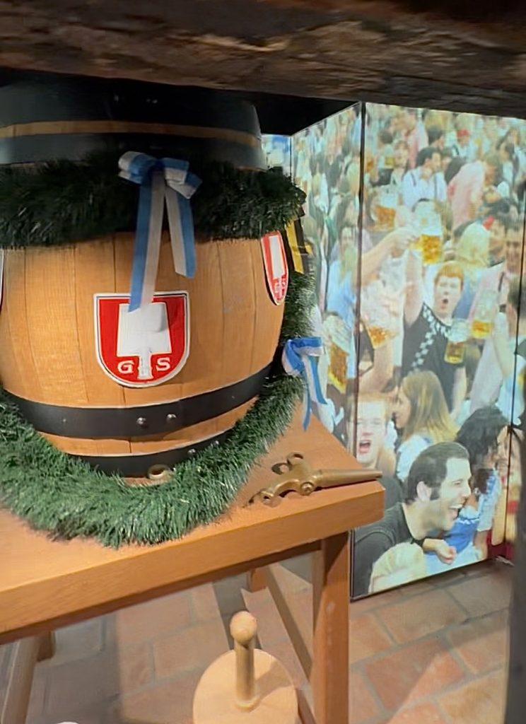 - IN München - Das Stadtmagazin Dekoratives Fass darum Fotos von Feiernden auf dem Oktoberfest