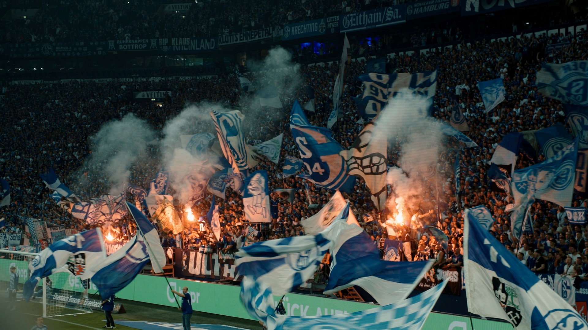 e789208-p-315660-print9.jpg - IN München - Das Stadtmagazin Bilder aus Mythos Schalke - Ein Leben lang