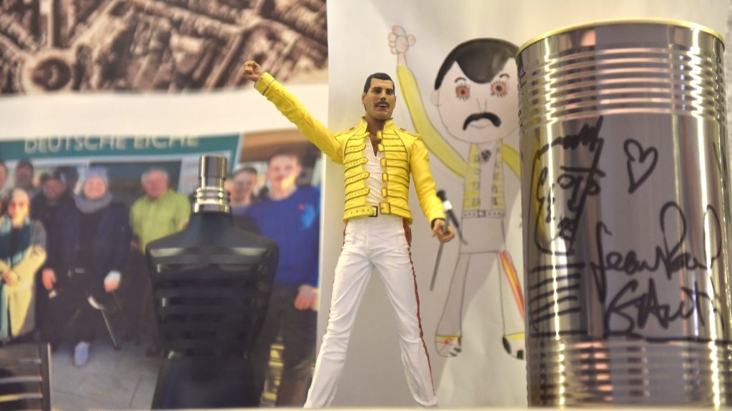 freddie-deutsche-eiche-vitrine - IN München - Das Stadtmagazin Freddie-Mercury-Figur