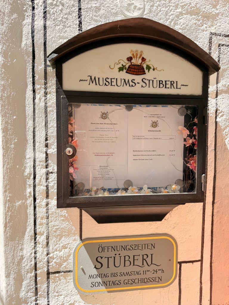museumsstueberl-muenchen-soeisekarte - IN München - Das Stadtmagazin Museums-Stüberl Speisekarte an der Fassade des Biermuseum München